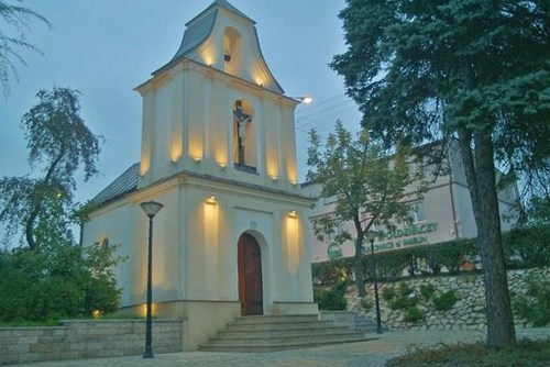 Kaplica pw. Matki Boskiej Częstochowskiej w Imielinie zdjęcie przedstawiające zabytkową murowaną kaplicęęstochowskiej w Imielinie